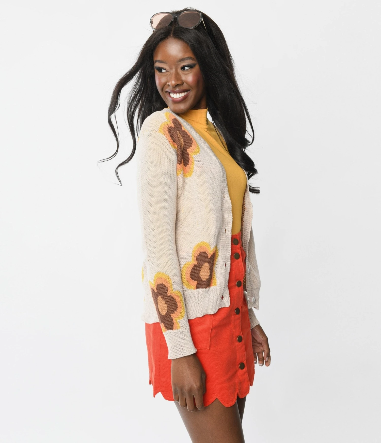 Retro Beige Mod Floral Cardigan - Image 3